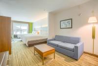 Ein Bett oder Betten in einem Zimmer der Unterkunft Holiday Inn Express Hotel &amp; Suites Gulf Shores by IHG