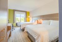 Ein Bett oder Betten in einem Zimmer der Unterkunft Holiday Inn Express Hotel &amp; Suites Gulf Shores by IHG