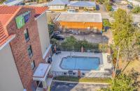 Der Swimmingpool an oder in der Nähe von Holiday Inn Express Hotel &amp; Suites Gulf Shores by IHG