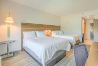 Ein Bett oder Betten in einem Zimmer der Unterkunft Holiday Inn Express Hotel &amp; Suites Gulf Shores by IHG