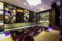 a wine tasting room with a table and a couch at Icloud Luxury Resort &amp; Hotel in Taichung