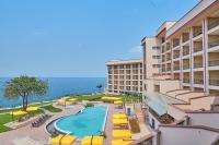 ゴマにあるGoma Serena Hotelのプールの景色を望むバルコニーが備わります。