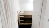 a small room with a bunk bed and a window at Appartement 6 places au cœur de Luz Saint sauveur in Luz-Saint-Sauveur