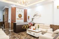 ドンホイにあるRose Hotel Quảng Bìnhの白いソファとテーブルが備わる待合室