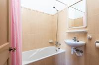 A bathroom at Camps 4 bedroom house, Ciutadella