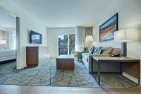 ein Hotelzimmer mit einer Couch und einem Bett in der Unterkunft Desert Rose Resort in Las Vegas