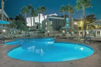 Der Swimmingpool an oder in der Nähe von Desert Rose Resort