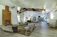 ein großes Wohnzimmer mit Sofa und Kamin in der Unterkunft Desert Rose Resort in Las Vegas