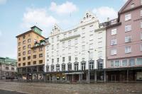 ベルゲンにあるScandic Torget Bergenの隣の白い建物