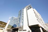 Un gran edificio de cristal con un cartel en él. en Scandic Ørnen, en Bergen