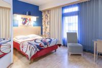 una habitación de hotel con una cama y una silla en Scandic Hämeenlinna City, en Hämeenlinna
