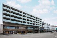 Un gran edificio de oficinas con muchas ventanas. en Scandic Alexandra Molde, en Molde