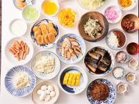 uma mesa cheia de pratos de alimentos com diferentes alimentos em Wakoshi Tobu Hotel em Wako