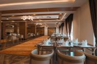 Un restaurante con mesas y sillas en una sala. en Cancun Sokhna Resort & Villas, en Ain Sokhna