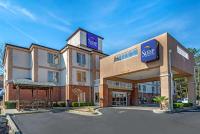 Un hotel con un cartel en la fachada del edificio. en Sleep Inn &amp; Suites Stockbridge Atlanta South, en Stockbridge