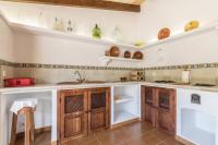 Kuchyň nebo kuchyňský kout v ubytování Villa between Pollensa old town and Port Pollensa by Renthousing