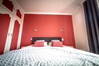 - une chambre rouge avec un lit aux murs rouges dans l&#39;établissement POMPIDOU #6 - Esprit maison de famille - 3 suites, à Brive-la-Gaillarde