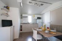 Kuchyňa alebo kuchynka v ubytovaní Salve Croatia Mobile Homes in Amadria Park Trogir