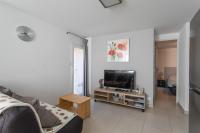 ein Wohnzimmer mit einem Sofa und einem TV in der Unterkunft L&#39;écureuil dans La vieille maison centre ville d&#39;Embrun in Embrun