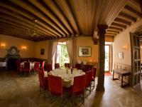 Un comedor con una mesa y sillas rojas. en Château de Chissay, en Chissay-en-Touraine