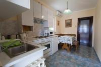 Kuchnia lub aneks kuchenny w obiekcie Large Terrace Apartment in Omisalj 3623-3