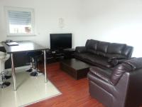 Televízia a/alebo spoločenská miestnosť v ubytovaní Seaview Apartment Omisalj 3623-4
