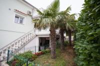 Vonkajšia záhrada v ubytovaní Seaview Apartment Omisalj 3623-4