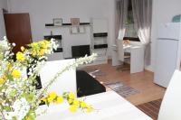 Kuchyňa alebo kuchynka v ubytovaní Apartment in Trogir with Terrace, Air conditioning, Wi-Fi (4787-1)