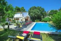 Bazén v ubytování Villa Pi Tort by Sealand Villas nebo v jeho okolí