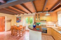 Kuchnia lub aneks kuchenny w obiekcie Villa Luisa by Sealand Villas