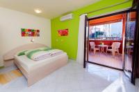 Un dormitorio con una cama y un balcón con una mesa. en Apartments Erik B&amp;B Adults only, en Rovinj
