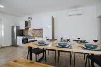 Kuchyňa alebo kuchynka v ubytovaní HOUSE MARIJA DRVENIK MALI