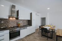 Kuchyňa alebo kuchynka v ubytovaní HOUSE MARIJA DRVENIK MALI