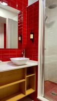 A bathroom at PiyMargall2 By Vigovacaciones