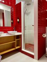 A bathroom at PiyMargall2 By Vigovacaciones