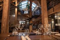 un groupe de verres à vin assis sur une table dans l'établissement LE TOI DU MONDE, à Flumet