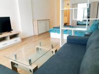 A seating area at Huge Apartment with a parking space in the same building