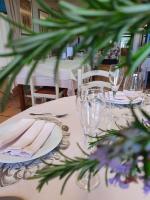 een tafel met wijnglazen en servetten erop bij Hotel Migal in Cue