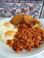 een bord met gebakken eieren en frietjes bij Hotel Migal in Cue