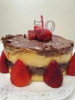 een stuk taart met aardbeien op een bord bij Hotel Migal in Cue