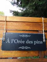 aongaore dies pins sign hanging on a wooden fence at A l&#39;Orée des pins - Gite indépendant avec baignoire balnéo et Home Cinéma en sup - Voir info de l&#39;hôte in Cuges-les-Pins