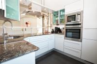 A kitchen or kitchenette at Ferienwohnung Sommer - mit privatem Seezugang