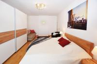 A bed or beds in a room at Ferienwohnung Sommer - mit privatem Seezugang