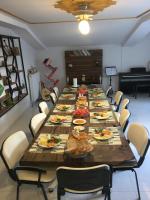 ein langer Tisch mit Tellern voller Essen darauf in der Unterkunft Rosa Therapy Butik Otel in Isparta