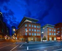 un edificio en una calle en una ciudad por la noche en The Chambers Hotel, en Minneapolis