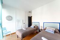 Posteľ alebo postele v izbe v ubytovaní Dock of the Bay Genova, Stylish Apartment in the Heart of Genoa with Air Conditioning, Private free Garage, Harbour View
