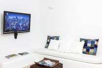 TV a/nebo společenská místnost v ubytování Villa Eirene Agl Psarrou Mykonos