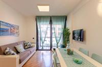 Televízia a/alebo spoločenská miestnosť v ubytovaní Dock of the Bay Genova, Stylish Apartment in the Heart of Genoa with Air Conditioning, Private free Garage, Harbour View