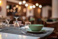 Room in Bungalow - Triple Bungalow 6 - El Cortijo Chefchaeun Hotel Spaで提供されているドリンク