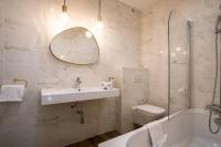 Salle de bains dans l&#39;&eacute;tablissement Boutique H&ocirc;tel Azur